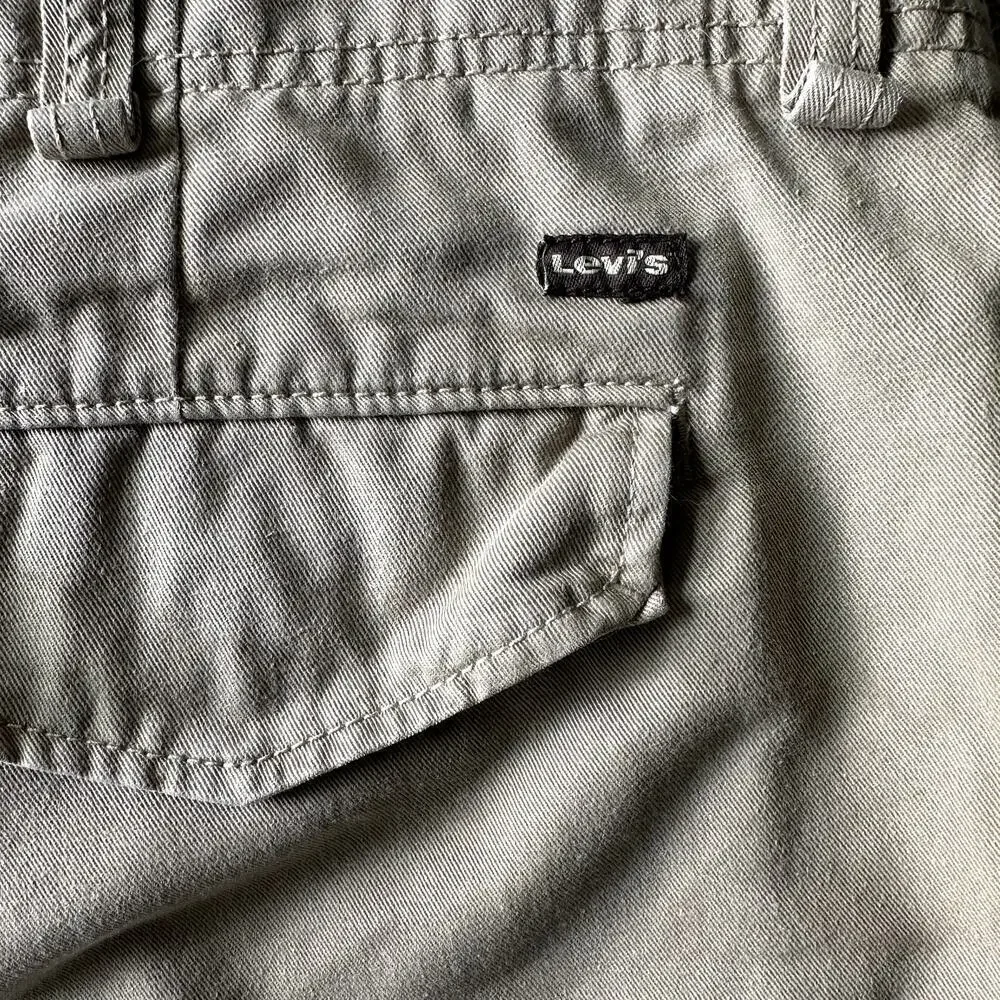 Y2K Levi’s Khaki Cargo Shorts Men’s 40 Classic Fit 11” Inseam Casual Summer